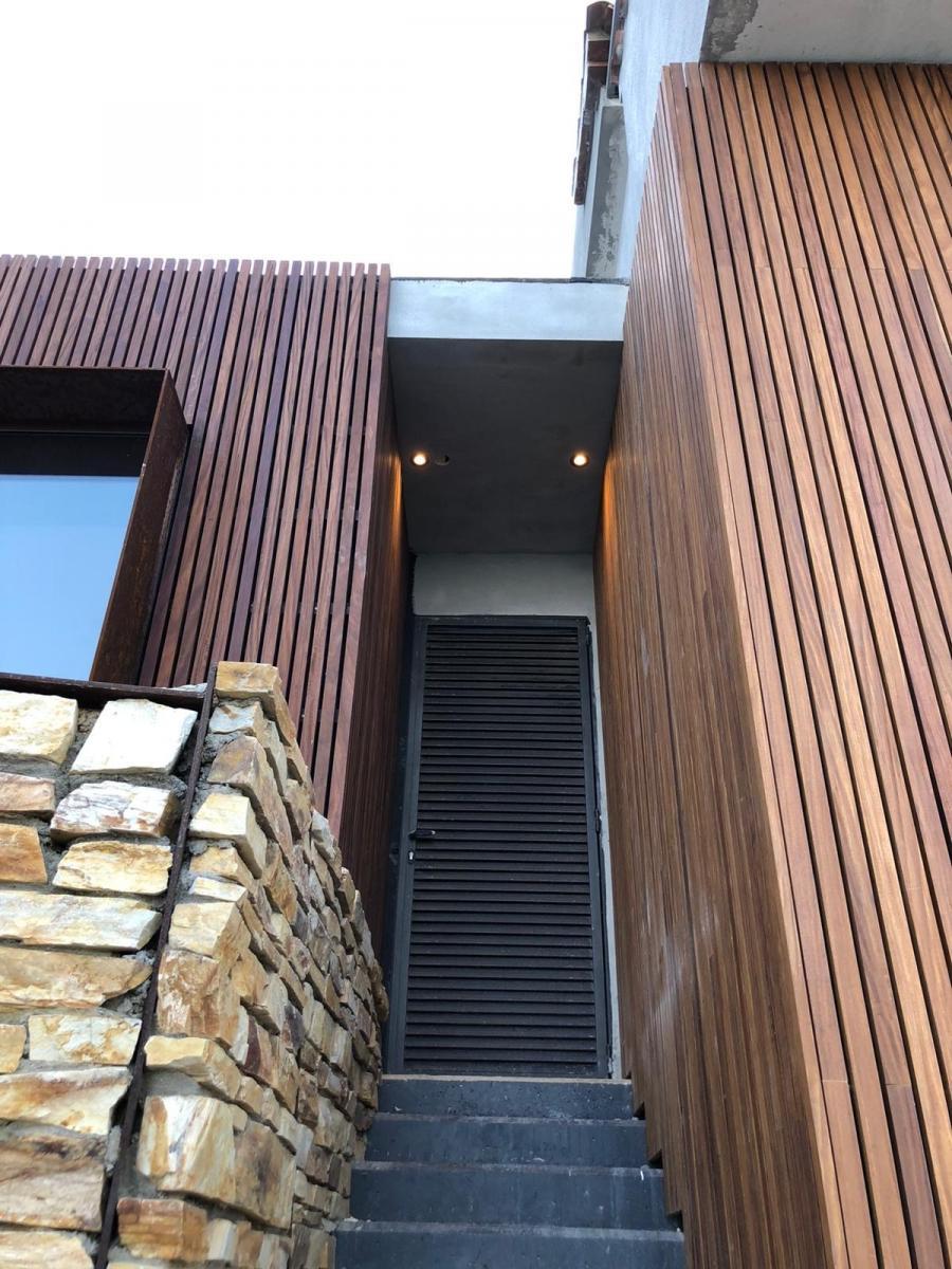 Barcelona buitenhout behandeld met Blue Dolphin Bangkirai Olie