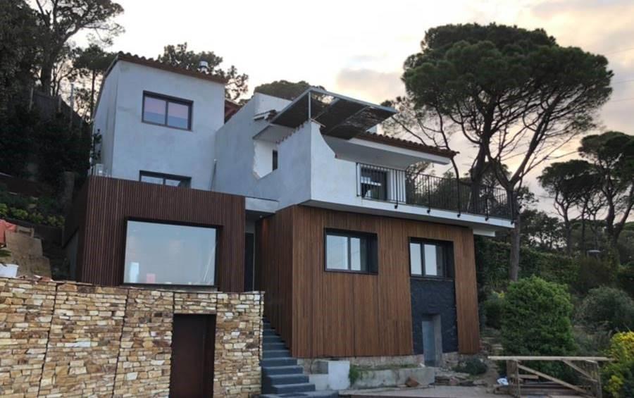 Barcelona buitenhout behandeld met Blue Dolphin Bangkirai Olie