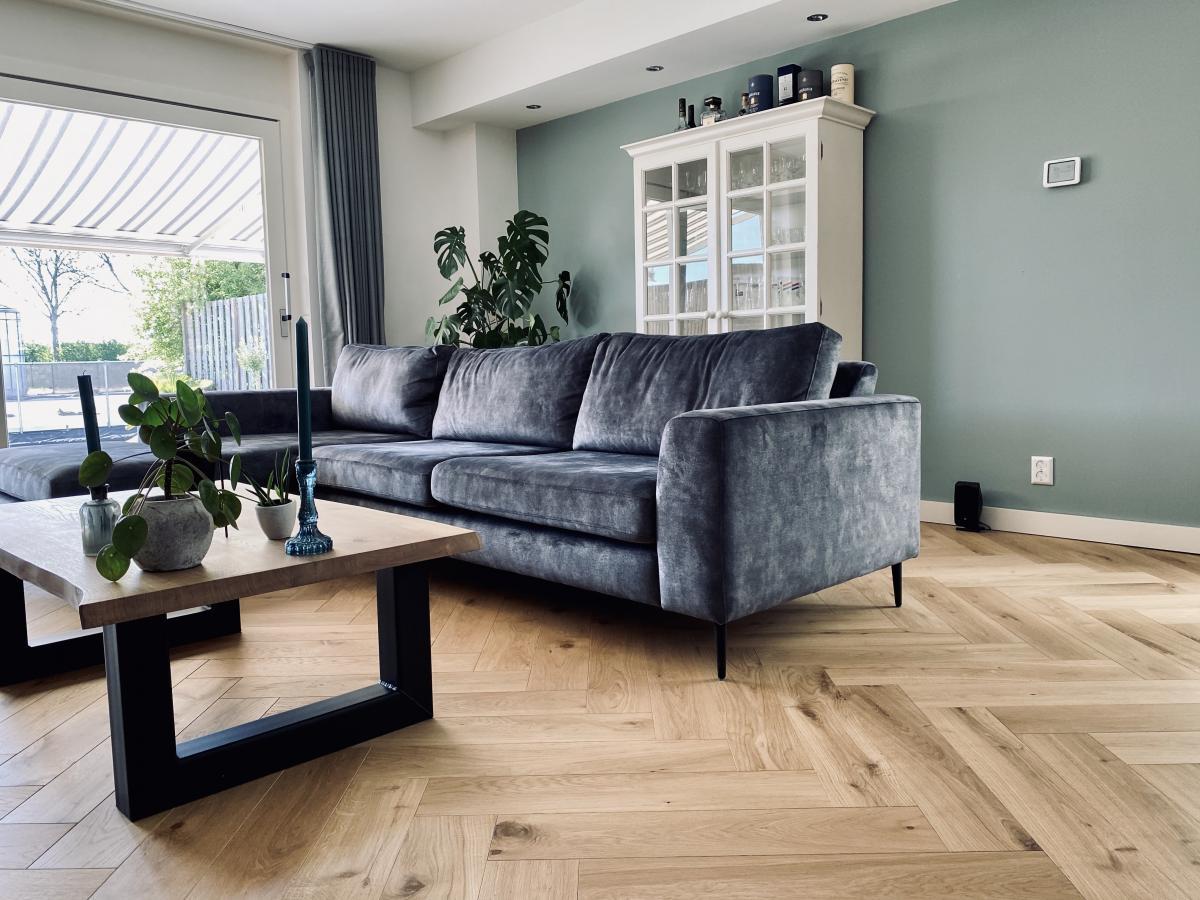 Eiken multiplank visgraat behandeld met 'onbehandelde look' Blue Dolphin One Coat 2K Bianco