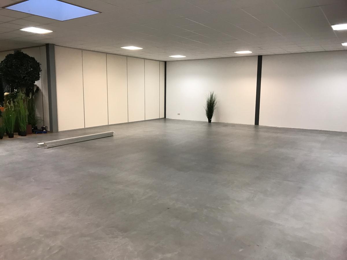 Microcement beton vloer behandeld met 'onbehandelde look' lak Eco Wood 2K