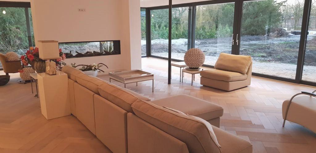 Eiken tapis vloer behandeld met Blue Dolphin project lak