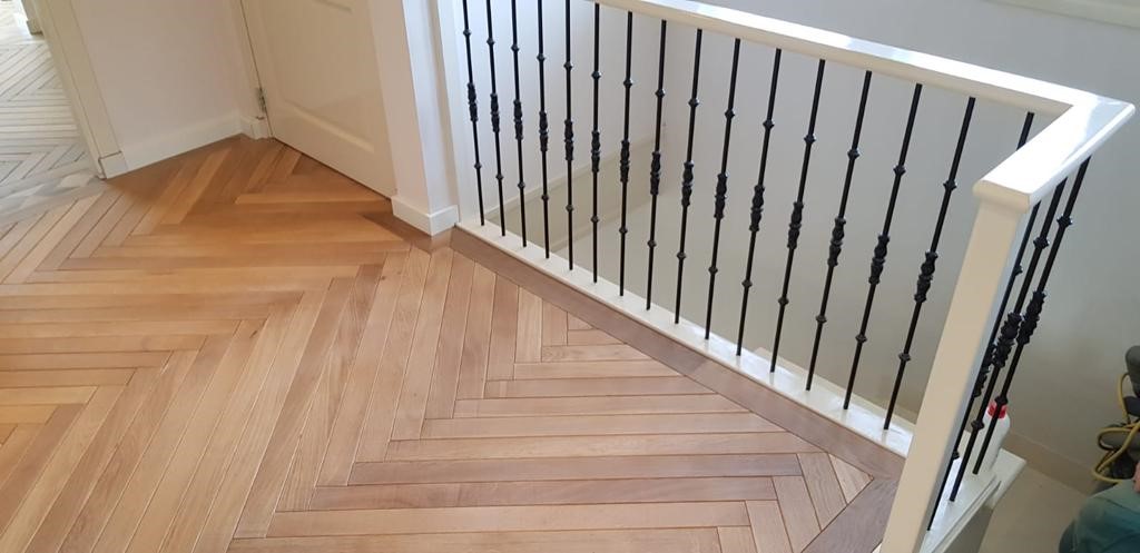 Eiken bourgogne overloop behandeld met 'onbehandelde look' lak Eco Wood 2K